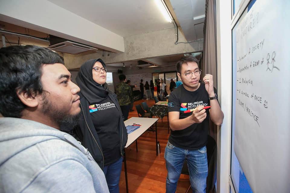 Penerangan semasa sesi Team Building di SITEC semasa program Selangor Accelerator Programme berlangsung